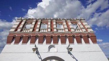 Kutafya Kulesi hareket eden bulutlara karşı. Moskova Kremlin, Rusya 'da (gün). UNESCO Dünya Mirası Alanı   