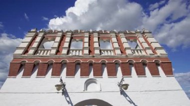 Kutafya Kulesi hareket eden bulutlara karşı. Moskova Kremlin, Rusya 'da (gün). UNESCO Dünya Mirası Alanı   