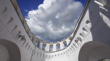 Kutafya Kulesi hareket eden bulutlara karşı. Moskova Kremlin, Rusya 'da (gün). UNESCO Dünya Mirası Alanı   