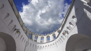Kutafya Kulesi hareket eden bulutlara karşı. Moskova Kremlin, Rusya 'da (gün). UNESCO Dünya Mirası Alanı   
