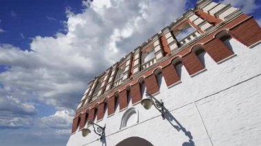 Kutafya Kulesi hareket eden bulutlara karşı. Moskova Kremlin, Rusya 'da (gün). UNESCO Dünya Mirası Alanı   