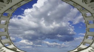 Kutafya Kulesi hareket eden bulutlara karşı. Moskova Kremlin, Rusya 'da (gün). UNESCO Dünya Mirası Alanı   