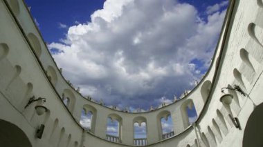 Kutafya Kulesi hareket eden bulutlara karşı. Moskova Kremlin, Rusya 'da (gün). UNESCO Dünya Mirası Alanı   