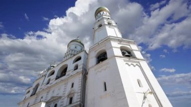 Büyük çan, hareket eden bulutlara karşı. Moskova Kremlin, Rusya. UNESCO Dünya Mirası Alanı   
