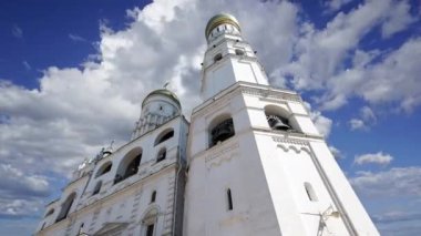 Büyük çan, hareket eden bulutlara karşı. Moskova Kremlin, Rusya. UNESCO Dünya Mirası Alanı   
