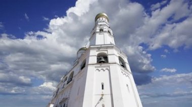 Büyük çan, hareket eden bulutlara karşı. Moskova Kremlin, Rusya. UNESCO Dünya Mirası Alanı   