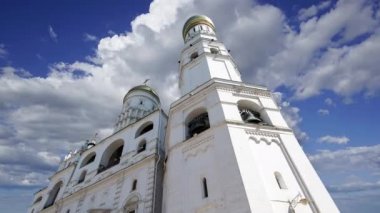 Büyük çan, hareket eden bulutlara karşı. Moskova Kremlin, Rusya. UNESCO Dünya Mirası Alanı   