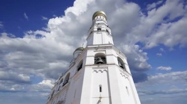 Büyük çan, hareket eden bulutlara karşı. Moskova Kremlin, Rusya. UNESCO Dünya Mirası Alanı   