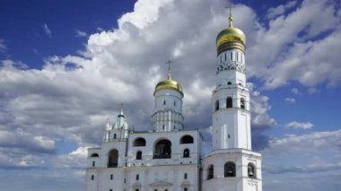 Büyük çan, hareket eden bulutlara karşı. Moskova Kremlin, Rusya. UNESCO Dünya Mirası Alanı   