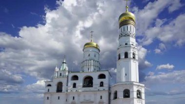 Büyük çan, hareket eden bulutlara karşı. Moskova Kremlin, Rusya. UNESCO Dünya Mirası Alanı   
