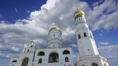 Büyük çan, hareket eden bulutlara karşı. Moskova Kremlin, Rusya. UNESCO Dünya Mirası Alanı   
