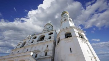 Büyük çan, hareket eden bulutlara karşı. Moskova Kremlin, Rusya. UNESCO Dünya Mirası Alanı   