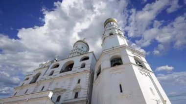 Büyük çan, hareket eden bulutlara karşı. Moskova Kremlin, Rusya. UNESCO Dünya Mirası Alanı   