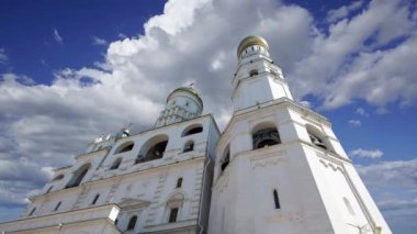 Büyük çan, hareket eden bulutlara karşı. Moskova Kremlin, Rusya. UNESCO Dünya Mirası Alanı   