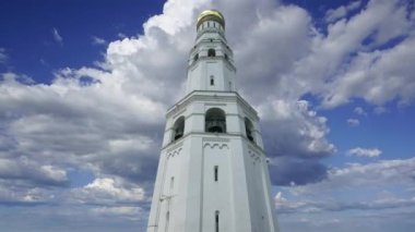 Büyük çan, hareket eden bulutlara karşı. Moskova Kremlin, Rusya. UNESCO Dünya Mirası Alanı   