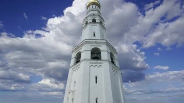 Büyük çan, hareket eden bulutlara karşı. Moskova Kremlin, Rusya. UNESCO Dünya Mirası Alanı   