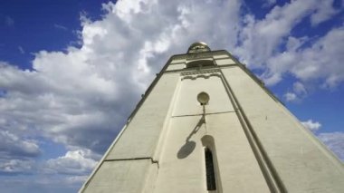 Büyük çan, hareket eden bulutlara karşı. Moskova Kremlin, Rusya. UNESCO Dünya Mirası Alanı   