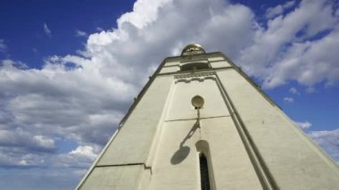 Büyük çan, hareket eden bulutlara karşı. Moskova Kremlin, Rusya. UNESCO Dünya Mirası Alanı   