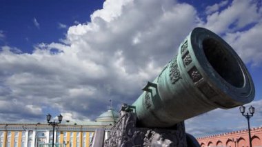 Moskova Kremlin, Rusya 'da hareket eden bulutlara karşı Çar Topu, Moskova Kremlin' in zemininde sergilenmekte olan 5.94 metre (19.5 feet) uzunluğunda büyük bir top.  