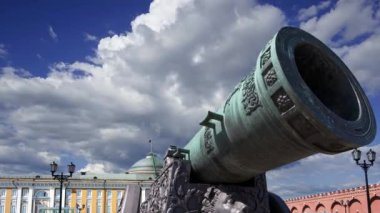 Moskova Kremlin, Rusya 'da hareket eden bulutlara karşı Çar Topu, Moskova Kremlin' in zemininde sergilenmekte olan 5.94 metre (19.5 feet) uzunluğunda büyük bir top.  