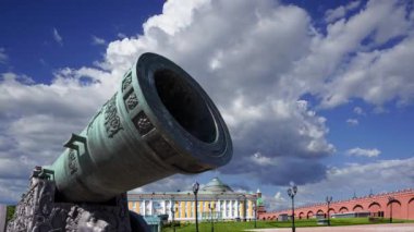 Moskova Kremlin, Rusya 'da hareket eden bulutlara karşı Çar Topu, Moskova Kremlin' in zemininde sergilenmekte olan 5.94 metre (19.5 feet) uzunluğunda büyük bir top.  