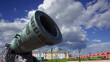 Moskova Kremlin, Rusya 'da hareket eden bulutlara karşı Çar Topu, Moskova Kremlin' in zemininde sergilenmekte olan 5.94 metre (19.5 feet) uzunluğunda büyük bir top.  