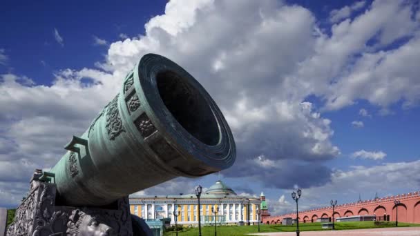 Tsar Cannon Mot Rörliga Molnen Moskva Kreml Ryssland Stor Meter — Stockvideo