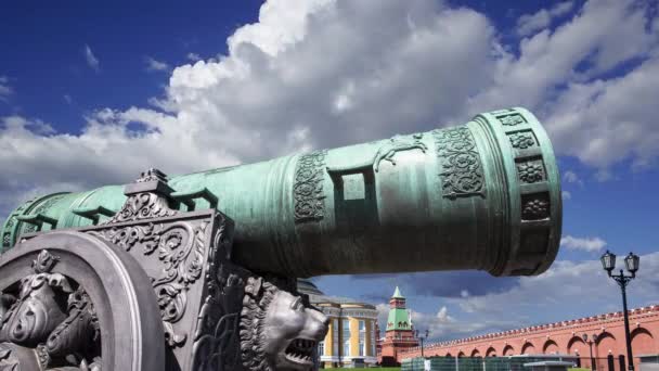 ロシアのモスクワ クレムリンの雲に対するツァーキャノン モスクワ クレムリンの敷地内に展示されている5 94メートル 5フィート の長い大砲です — ストック動画