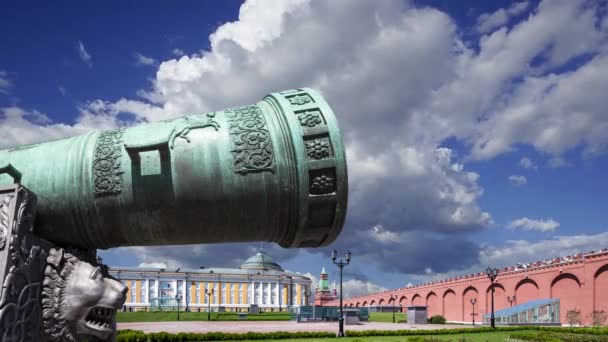 Tsar Cannon Mot Rörliga Molnen Moskva Kreml Ryssland Stor Meter — Stockvideo