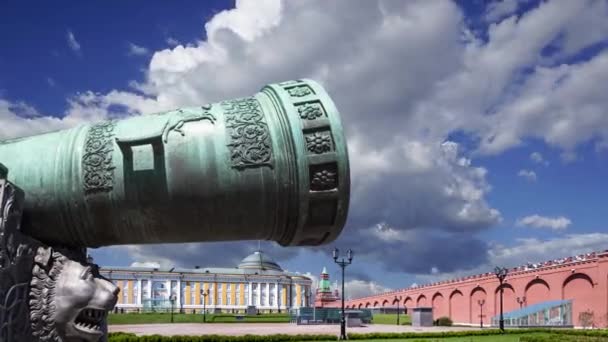 Tsar Cannon Mot Rörliga Molnen Moskva Kreml Ryssland Stor Meter — Stockvideo