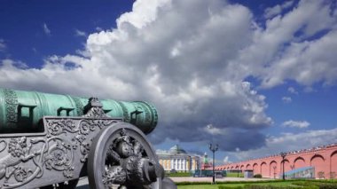 Moskova Kremlin, Rusya 'da hareket eden bulutlara karşı Çar Topu, Moskova Kremlin' in zemininde sergilenmekte olan 5.94 metre (19.5 feet) uzunluğunda büyük bir top.  