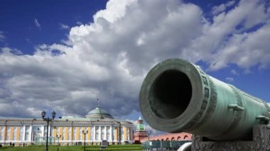 Moskova Kremlin, Rusya 'da hareket eden bulutlara karşı Çar Topu, Moskova Kremlin' in zemininde sergilenmekte olan 5.94 metre (19.5 feet) uzunluğunda büyük bir top.  