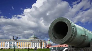 Moskova Kremlin, Rusya 'da hareket eden bulutlara karşı Çar Topu, Moskova Kremlin' in zemininde sergilenmekte olan 5.94 metre (19.5 feet) uzunluğunda büyük bir top.  