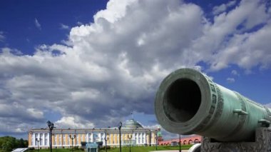 Moskova Kremlin, Rusya 'da hareket eden bulutlara karşı Çar Topu, Moskova Kremlin' in zemininde sergilenmekte olan 5.94 metre (19.5 feet) uzunluğunda büyük bir top.  