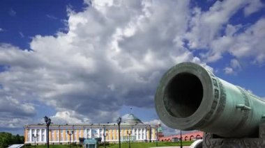 Moskova Kremlin, Rusya 'da hareket eden bulutlara karşı Çar Topu, Moskova Kremlin' in zemininde sergilenmekte olan 5.94 metre (19.5 feet) uzunluğunda büyük bir top.  