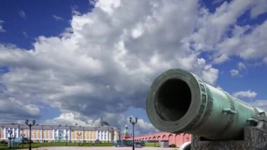 Moskova Kremlin, Rusya 'da hareket eden bulutlara karşı Çar Topu, Moskova Kremlin' in zemininde sergilenmekte olan 5.94 metre (19.5 feet) uzunluğunda büyük bir top.  
