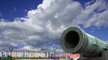 Moskova Kremlin, Rusya 'da hareket eden bulutlara karşı Çar Topu, Moskova Kremlin' in zemininde sergilenmekte olan 5.94 metre (19.5 feet) uzunluğunda büyük bir top.  