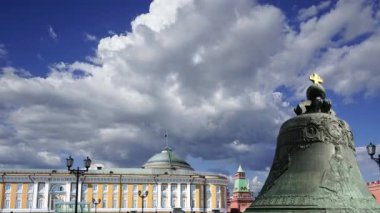 Hareketli bulutlara karşı Çar Bell, Moskova Kremlin, Rusya -- Çar Kolokol, Çar III, veya Kraliyet Çanı olarak da bilinir -- Moskova Kremlin 'de sergilenmekte olan 6.14 metre uzunluğunda, 6.6 metre çapında bir çan.  