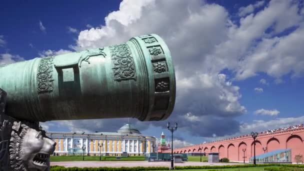 Tsar Cannon Mot Rörliga Molnen Moskva Kreml Ryssland Stor Meter — Stockvideo