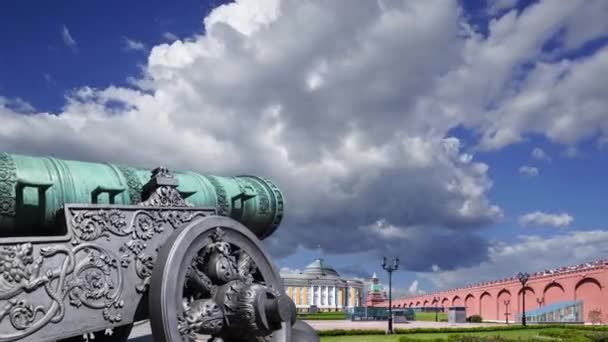 Tsar Cannon Mot Rörliga Molnen Moskva Kreml Ryssland Stor Meter — Stockvideo