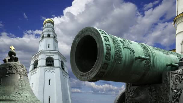 Tsar Bell Och Tsar Cannon Mot Rörliga Molnen Moskva Kreml — Stockvideo