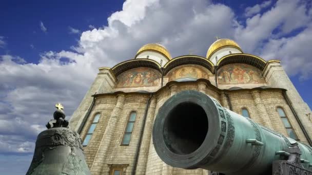 Zarenglocke Und Zarenkanone Gegen Die Sich Bewegenden Wolken Moskauer Kreml — Stockvideo