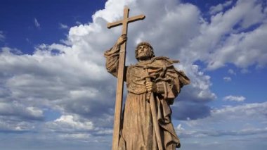 MOSCOW, RUSSIA - 23 Temmuz 2020: Moskova 'daki Borovitskaya Meydanı' ndaki Büyük Prens Vladimir Anıtı (hareket eden bulutlara karşı), Rusya. Açılış töreni 4 Kasım 2016 'da gerçekleşti.