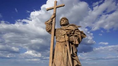 MOSCOW, RUSSIA - 23 Temmuz 2020: Moskova 'daki Borovitskaya Meydanı' ndaki Büyük Prens Vladimir Anıtı (hareket eden bulutlara karşı), Rusya. Açılış töreni 4 Kasım 2016 'da gerçekleşti.