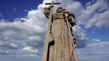 MOSCOW, RUSSIA - 23 Temmuz 2020: Moskova 'daki Borovitskaya Meydanı' ndaki Büyük Prens Vladimir Anıtı (hareket eden bulutlara karşı), Rusya. Açılış töreni 4 Kasım 2016 'da gerçekleşti.