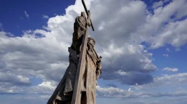 MOSCOW, RUSSIA - 23 Temmuz 2020: Moskova 'daki Borovitskaya Meydanı' ndaki Büyük Prens Vladimir Anıtı (hareket eden bulutlara karşı), Rusya. Açılış töreni 4 Kasım 2016 'da gerçekleşti.