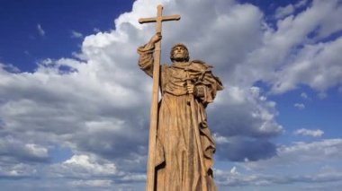 MOSCOW, RUSSIA - 23 Temmuz 2020: Moskova 'daki Borovitskaya Meydanı' ndaki Büyük Prens Vladimir Anıtı (hareket eden bulutlara karşı), Rusya. Açılış töreni 4 Kasım 2016 'da gerçekleşti.