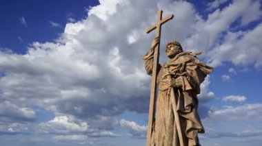 MOSCOW, RUSSIA - 23 Temmuz 2020: Moskova 'daki Borovitskaya Meydanı' ndaki Büyük Prens Vladimir Anıtı (hareket eden bulutlara karşı), Rusya. Açılış töreni 4 Kasım 2016 'da gerçekleşti.