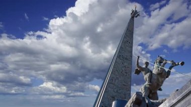 MOSCOW, RUSSIA - 23 Temmuz 2020: Büyük Vatanseverlik Savaşı sırasında ölenlerin anısına Moskova 'daki Zafer Parkı' ndaki Poklonnaya tepesinde bir ejderhayı öldüren Aziz George Anıtı