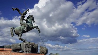 MOSCOW, RUSSIA - 23 Temmuz 2020: Büyük Vatanseverlik Savaşı sırasında ölenlerin anısına Moskova 'daki Zafer Parkı' ndaki Poklonnaya tepesinde bir ejderhayı öldüren Aziz George Anıtı